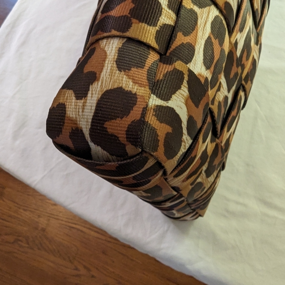 Harveys Snow Leopard (Old Style) Mini Messenger Bag - Picture 10 of 11